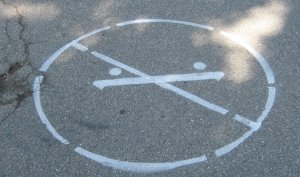 “No” sign on the ground: horizontal bar with two circles above it.